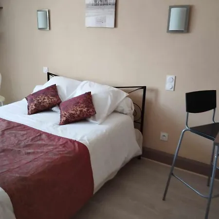 Moderne Hotel *